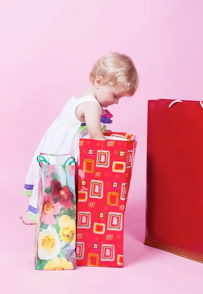 Dívka s balíčky — Stock fotografie
