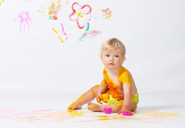 Kleines Mädchen malt im Atelier — Stockfoto
