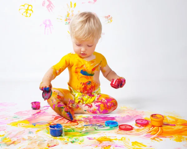 Little girl painting in studio — Stock Photo, Image