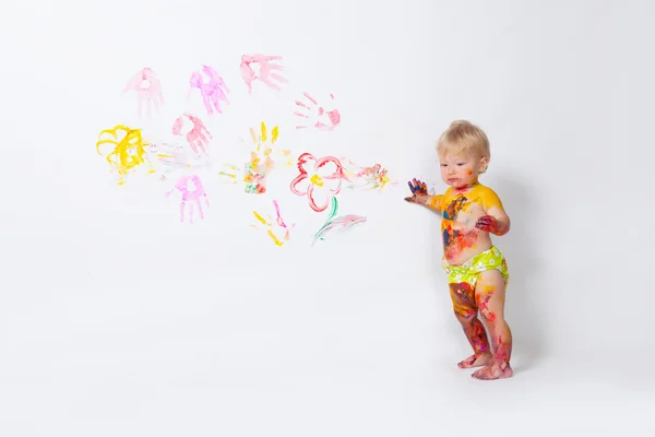 Klein meisje schilderij in studio — Stockfoto