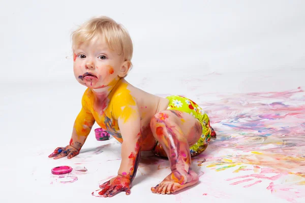 Pittura bambina in studio — Foto Stock