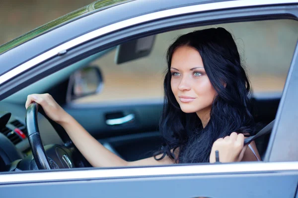 Frau im Auto — Stockfoto