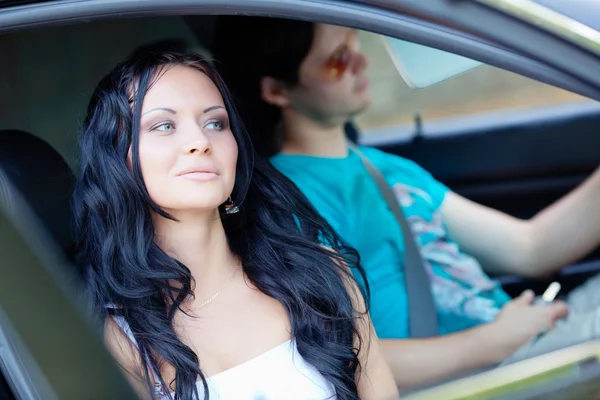 Vrouw en man in de auto — Stockfoto