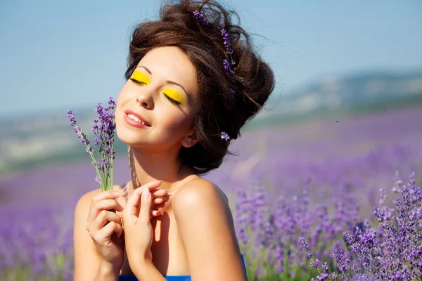 Meisje op Lavendel veld — Stockfoto