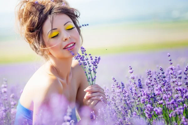 Flicka på lavendel fält — Stockfoto