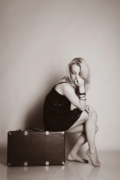 Flicka med resväska — Stockfoto