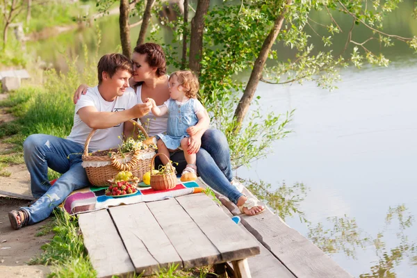 Rodina na piknik u jezera — Stock fotografie