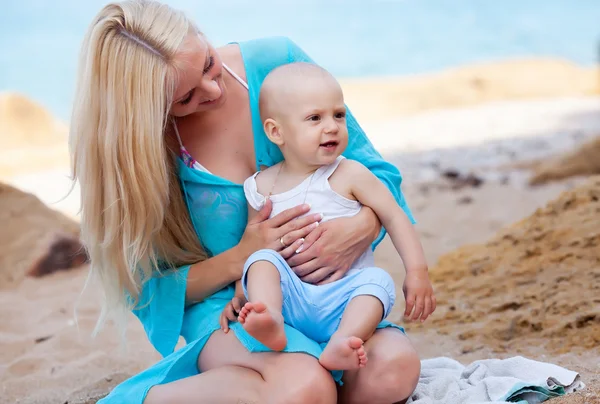Мати з дитиною на пляжі — стокове фото