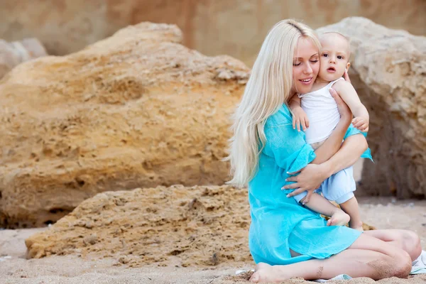 Madre con su bebé en la playa —  Fotos de Stock
