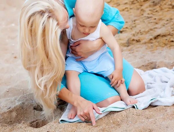 Mãe com seu bebê na praia — Fotografia de Stock