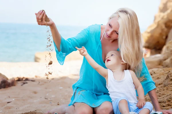 Мать со своим ребенком на пляже — стоковое фото