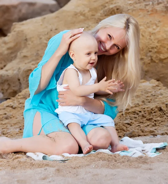해변에서 아기와 함께 있는 어머니 — 스톡 사진