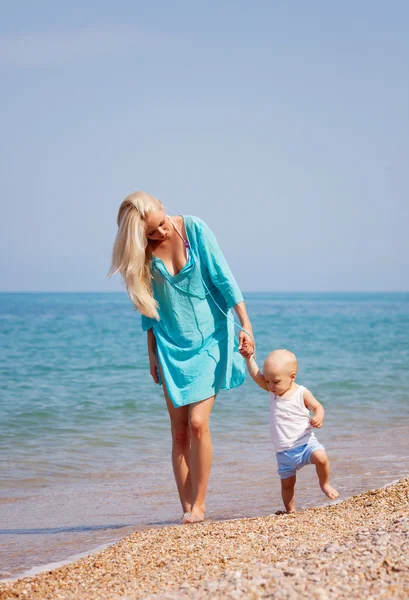 Mutter mit ihrem Baby am Strand — Stockfoto