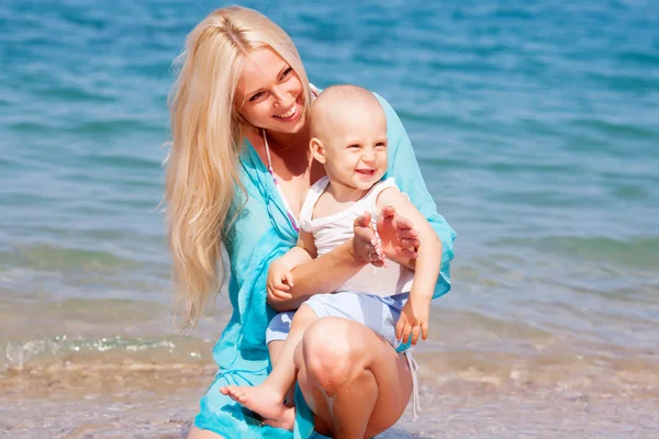 Madre con su bebé en la playa —  Fotos de Stock