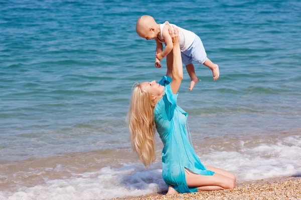 Anya a babájával a parton. — Stock Fotó