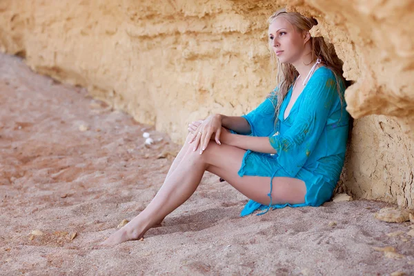सुनहरे बालों वाली लड़की पर के रेत — स्टॉक फ़ोटो, इमेज