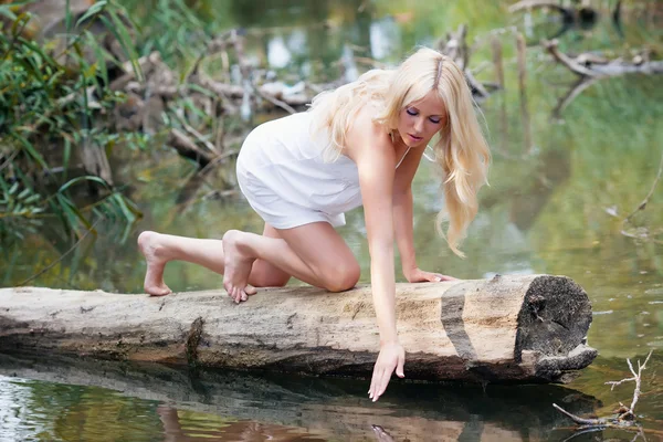 Chica en el río —  Fotos de Stock