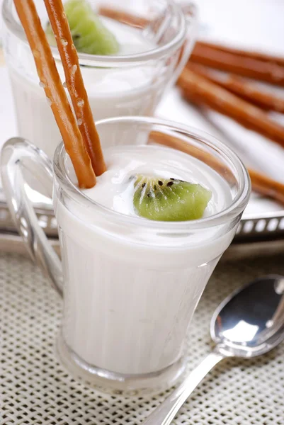 Iogurte com kiwi — Fotografia de Stock