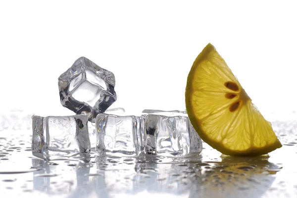 Кубики льда и ломтики лимона — стоковое фото