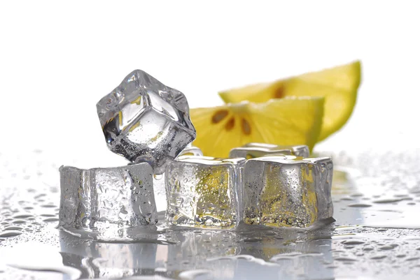 Cubos de hielo y rodajas de limón —  Fotos de Stock