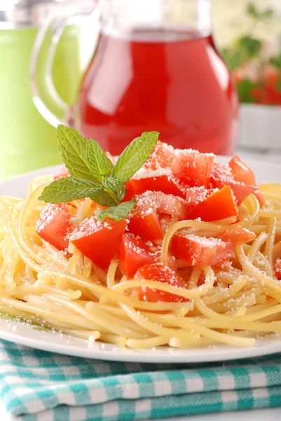 Špagety s kousky rajčat — Stock fotografie