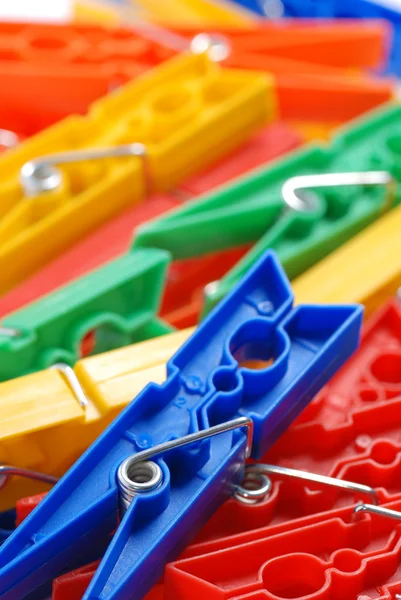 Renkli plastik clothespins — Stok fotoğraf