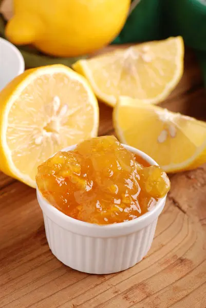 Mermelada de limón sobre mesa de madera — Foto de Stock