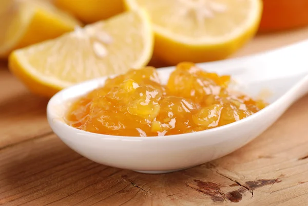 Marmellata di limone sul tavolo di legno — Foto Stock