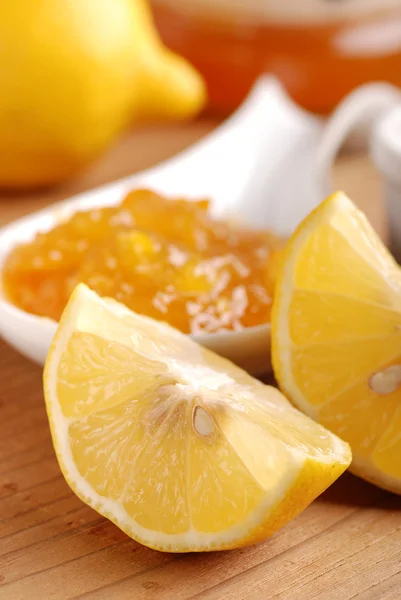 Selai lemon di atas meja kayu — Stok Foto