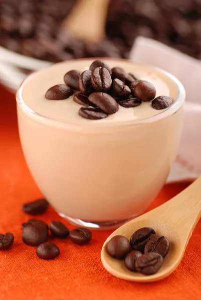 Yoghurt med kaffebönor — Stockfoto