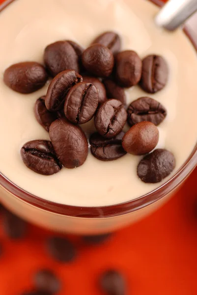 Yoghurt med kaffebönor — Stockfoto