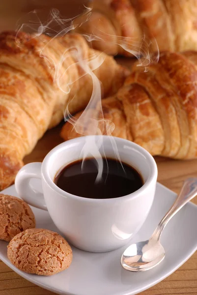 Beyaz fincan Espresso kahve dumanı tüten — Stok fotoğraf