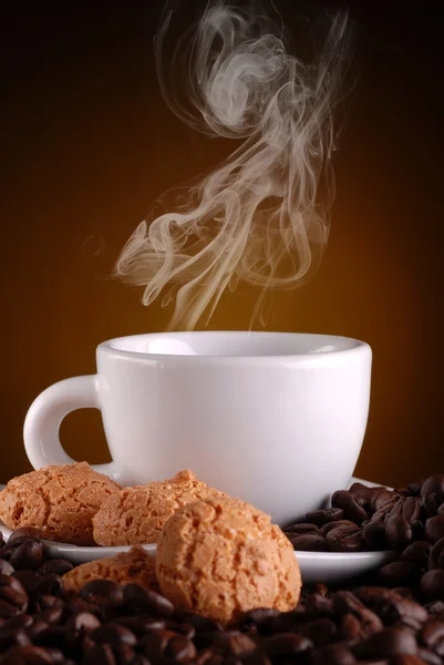 Espressokoffie in witte kop dampende — Stockfoto