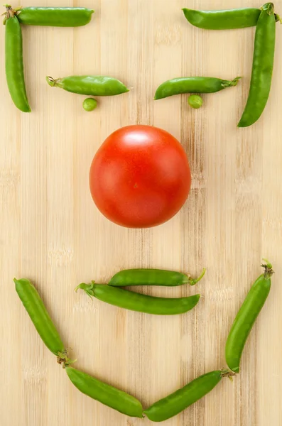 토마토와 녹색 완두콩 테이블에 뻗어 — 스톡 사진