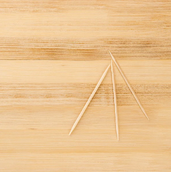 Trei scobitori pe o masă de lemn — Fotografie, imagine de stoc