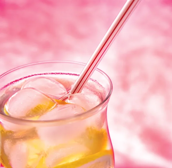 Koud vers limonade op roze achtergrond — Stockfoto