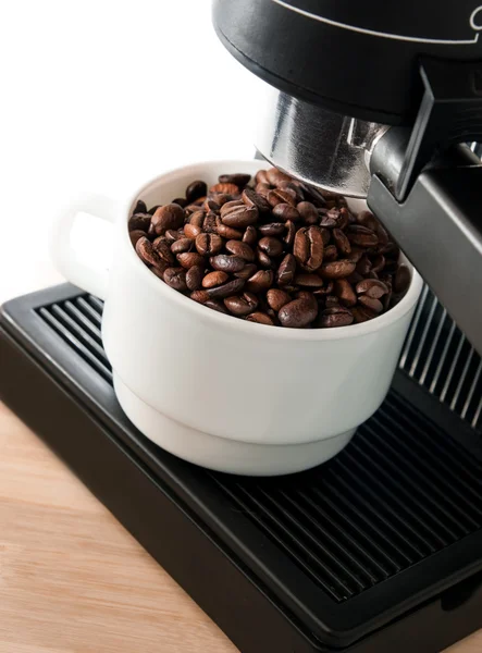 Kahve makinesi ve beyaz kahve fincanı. — Stok fotoğraf