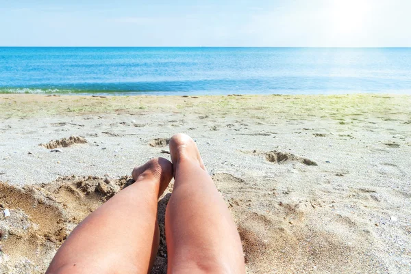 A strand és a homok nedves női láb — Stock Fotó