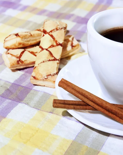 Kaffeetasse, Zimt, Süßigkeiten auf dem Hintergrund — Stockfoto