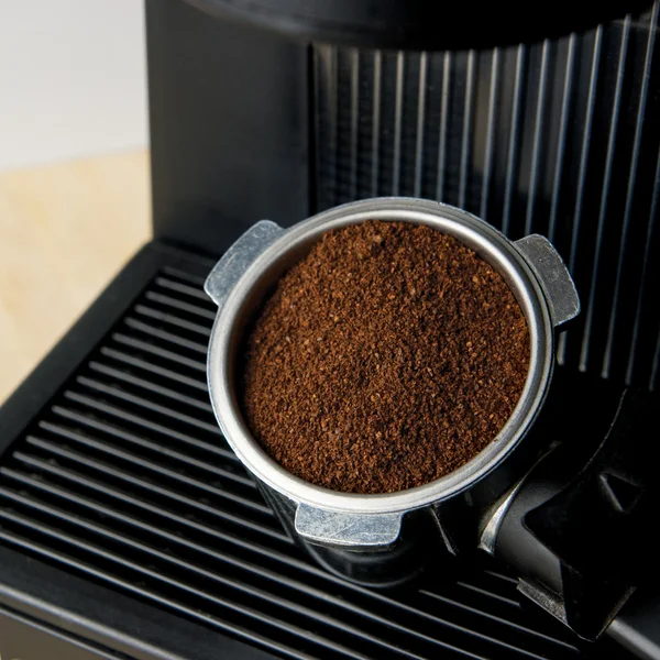 Kávovar stroj s mletou kávu — Stock fotografie