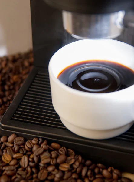 Ekspres do kawy z białą filiżanką kawy — Zdjęcie stockowe