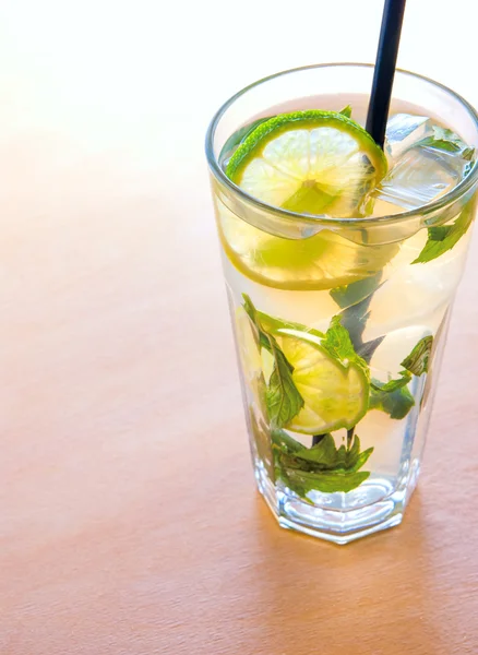 Mojito cocktails with lime — Stock Photo, Image