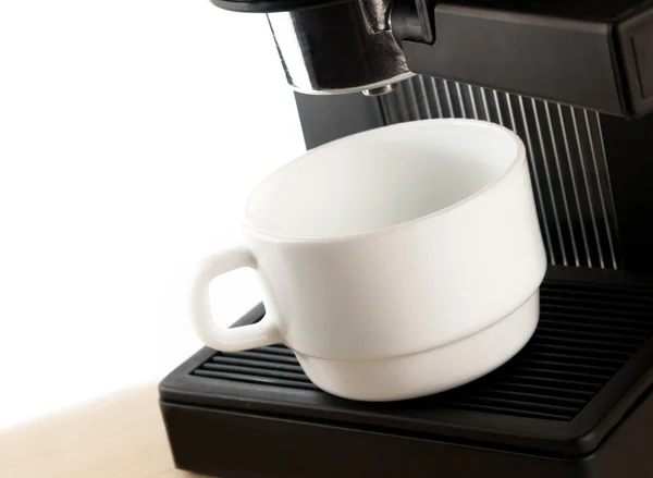 Kaffeemaschine mit weißer Kaffeetasse — Stockfoto