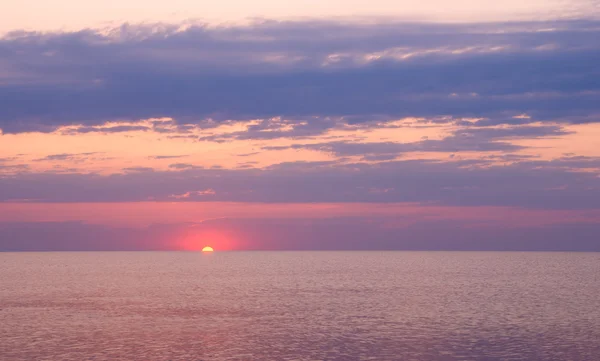 Bela paisagem marinha com laranja nascer do sol quente — Fotografia de Stock