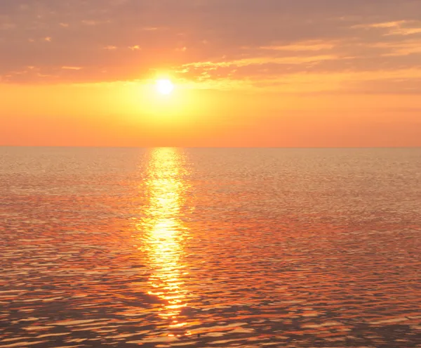 Belleza paisaje con salida del sol sobre el mar — Foto de Stock