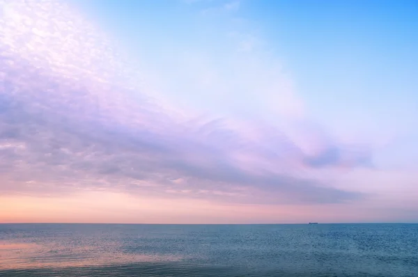Pemandangan indah dengan matahari terbit di atas laut — Stok Foto