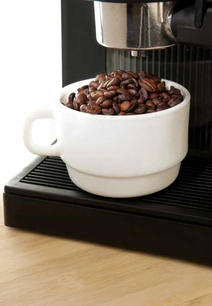 白咖啡杯咖啡机 — 图库照片