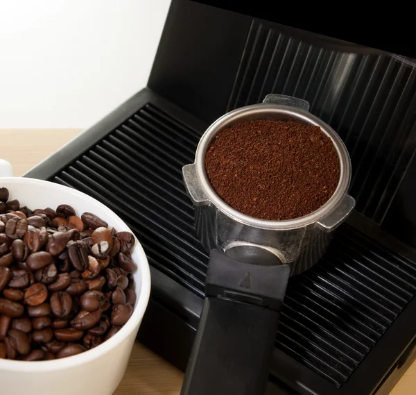 Кофеварка машина с чашкой белого кофе — стоковое фото