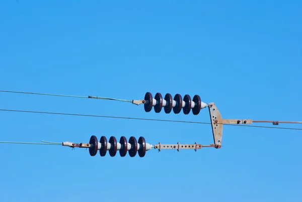 Železniční telegrafní stožár proti modré obloze — Stock fotografie