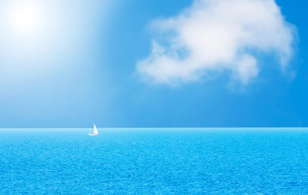 Yacht och blått vatten havet — Stockfoto